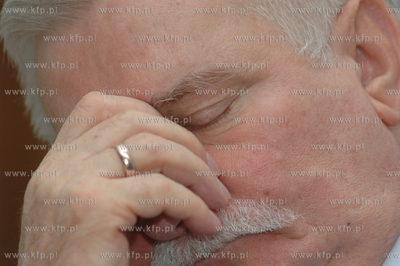 Lech Walesa w swoim biurze. 08.06.2005 fot. Maciej...