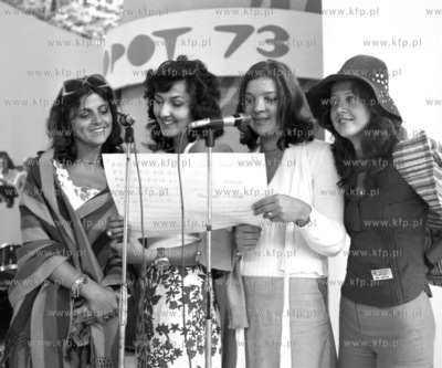 XIII Festiwal Piosenki w Sopocie. Artystom wystepujacym...