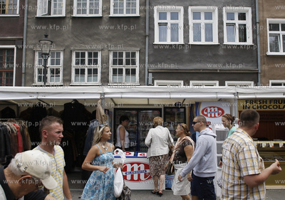 Gdansk. Jarmark Dominikanski. Stoisko firmy mleczarskiej...
