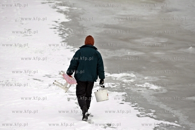 Wędkarze łowią ryby na zamarzniętej Motławie.
13.02.2012
fot....