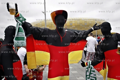 Gdansk Arena. Kibice wchodza na cwiecfinalowy mecz...