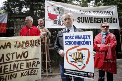 Gdansk. Ul. Polanki. Pikieta czlonkow Klubu Gazety...