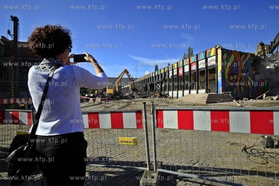 Wyburzanie budynku dworca PKP w Sopocie.
01.08.2013
fot....