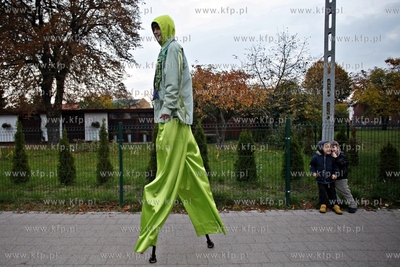 Gdansk Letnica. Parada szczudlarzy, ktora miala na...