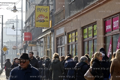 Gdynia Tlusty czwartek. Kolejka po paczki do cukerni...