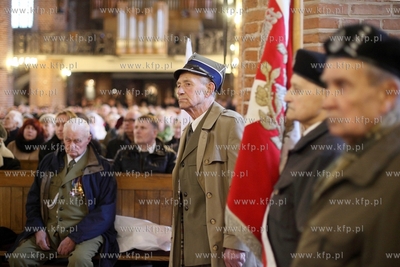 Gdansk. Dzien Pamieci Zolnierzy Wykletych. Nz. msza...