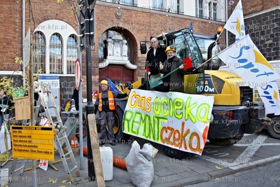 Urzad Miasta  w Sopocie. Happening dotyczacy remontu...