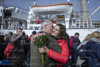 Powrót do portu w Gdyni żaglowca Dar Młodzieży...