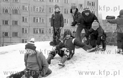 Zimowe zabawy dzieci w gdanskiej dzielnica Zaspa. 6luty1980_z.kosycarz_p53...
