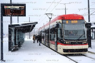 Zima w Gdańsku. Tramwaj Pesa Jazz Duo na Pętli Ujeścisko....