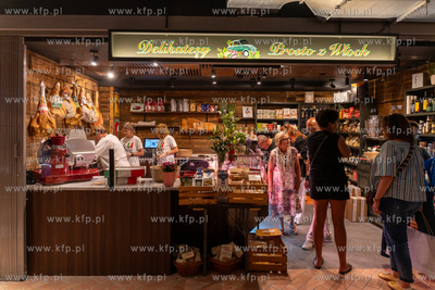 Hala Targowa - Enjoy, w ktorej powstał foodhall, ...