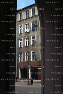 Niszczejąca,  przedwojenna kamienica nr 108 u zbiegu...