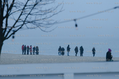 Sopot. Spacerowicze w ostatnim dniu roku. 31.12.2023...