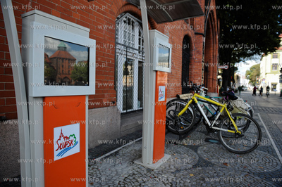 Slupsk. Plac Zwyciestwa. Infomaty przed wejsciem do...