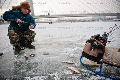 Gdansk. Martwa Wisla. Niskie temperatury utworzyly...