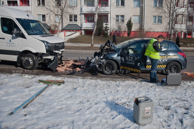 Gdansk. Ul. Piotrkowska. Zderzenie czolowe busa oraz...