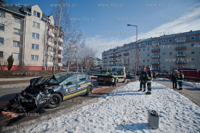 Gdansk. Ul. Piotrkowska. Zderzenie czolowe busa oraz...