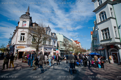 Tlumy mieszkancow i turystow na plazy i ulicach Sopotu,...