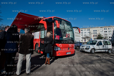 Gdansk. Pracownicy Urzedu Miasta oddaja krew na prozbe...