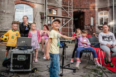 Gdansk. Podworko ulic Robotniczej i Jana z Kolna. Sasiedzi...