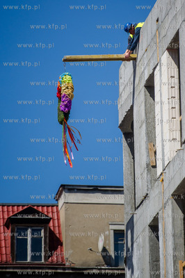 Gdynia. Uroczyste zawieszenie wiechy na nowo powstajacym...