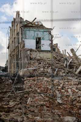Gdansk. Rozbiorka budynku dawnej przychodni przy ulicy...