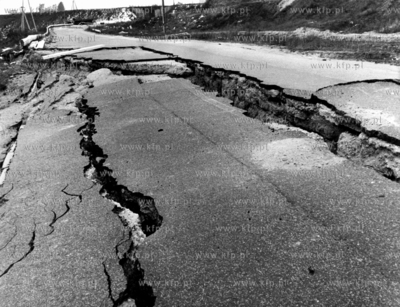 Zniszczony fragment drogi do Kartuz w Borkowie za Zukowem...