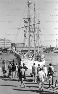 Gdynia, basen Prezydenta. Powrot z rejsu zaglowca Zawisza...