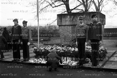 Warta honorowa przed pomnikiem Bojownikom o polskosc...