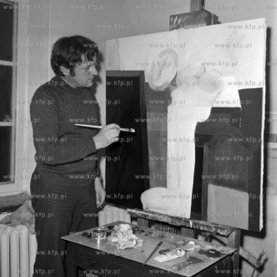 Artysta plastyk Włodziemierz Łajming w swojej pracowni...