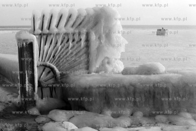 Oblodzone nabrzeże basenu jachtowego w Gdyni. 
7.02.1986
2luty86_z.kosycarz_p11
Fot....