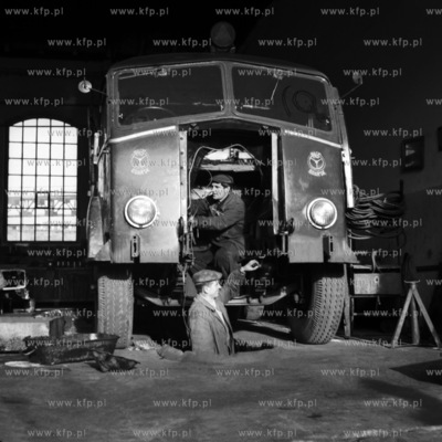 W warsztacie samochodowym PKS w Gdańsku. ( lata60...