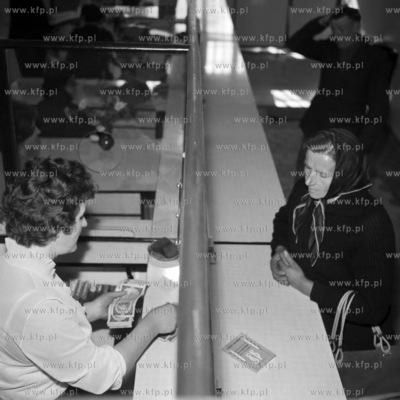 Przed kasą PKO. (lata50) 1959 0005566z Fot. Zbigniew...