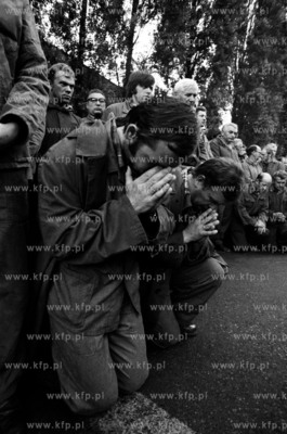 Strajk w Stoczni Gdanskiej im Lenina. Nz. modlacy sie...
