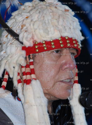 Osiemnastoosobowa grupe indian ze Stanow Zjednoczonych...