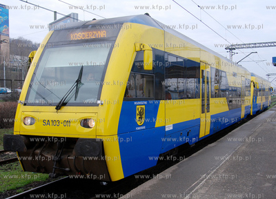 Perony dworca PKP Gdynia Glowna Osobowa. Nz. Tramwaj...