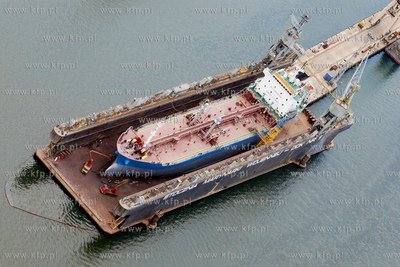 Gdynia z lotu ptaka. Nz. Suchy dok w jednej z gdynskich...