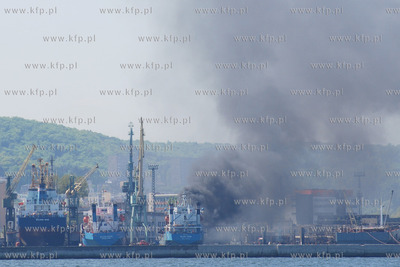 Gdynia. Pozar zbiornika z mazutem na jednym ze staktow...