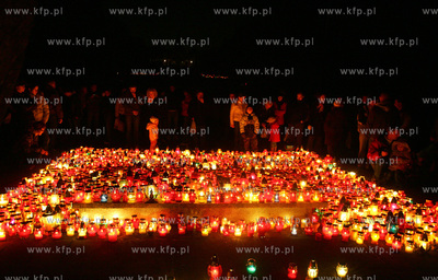 Swieto Zmarlych na szczecinskim cmentarzu centralnym.
Jest...