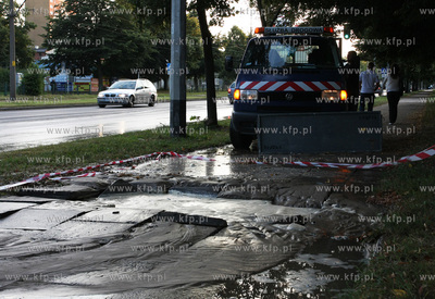 Awaria wodociagu wody pitnej na ul. Kartuskiej w Gdansku....