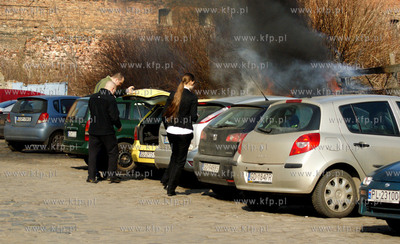 Pozar na Wyspie Spichrzow. Samochod VW Polo zajal sie...