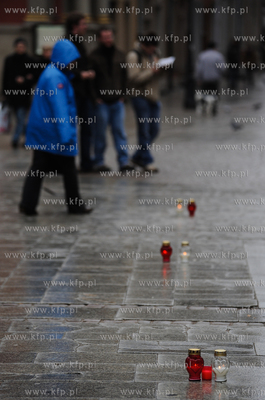 Gdansk. Na ulicach miasta na znak zaloby, flagi panstwowe...