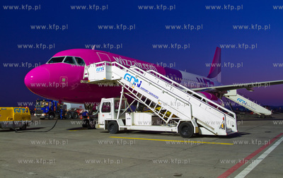 Nocne obrazki z plyty gdanskiego lotniska. Nz. WizzAir...
