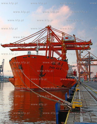 Nowe suwnice dla Baltyckiego Terminalu Kontenerowego...