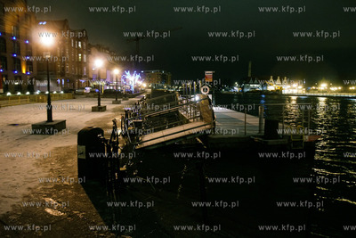 Gdańsk. Cofka na Motławie. Podmyty przystanek tramwaju...