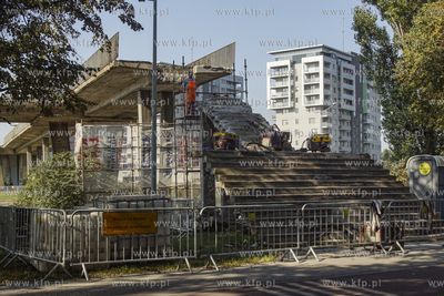 Gdańsk, Zaspa. Remont schodów kładki nad skrzyżowaniem...