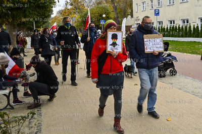 Sopot. Molo. Protest Kobiet po wydanym orzeczeniu Trybunalu...