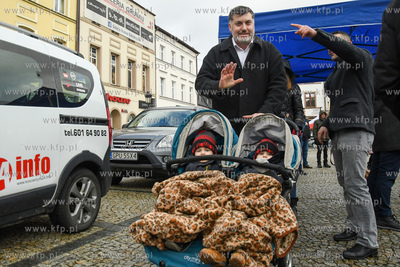 Około setki przeciwników szczepień i obostrzeń...