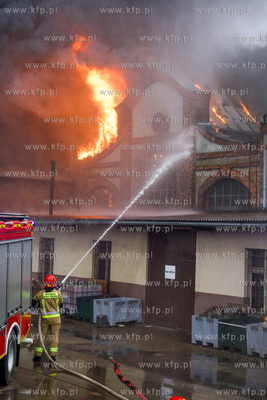 Pożar hali dawnych Zakładów Naprawczych Taboru Kolejowego...