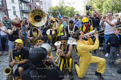 Gdańsk. Festiwal teatrów Ulicznych FETA. Always Drinking...